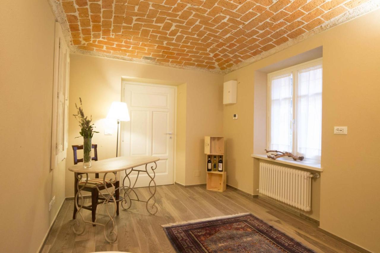 コスティリオーレ・ダスティ Dimora Della Rocca Bed & Breakfast エクステリア 写真